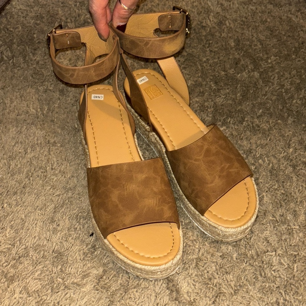 Platform sandals